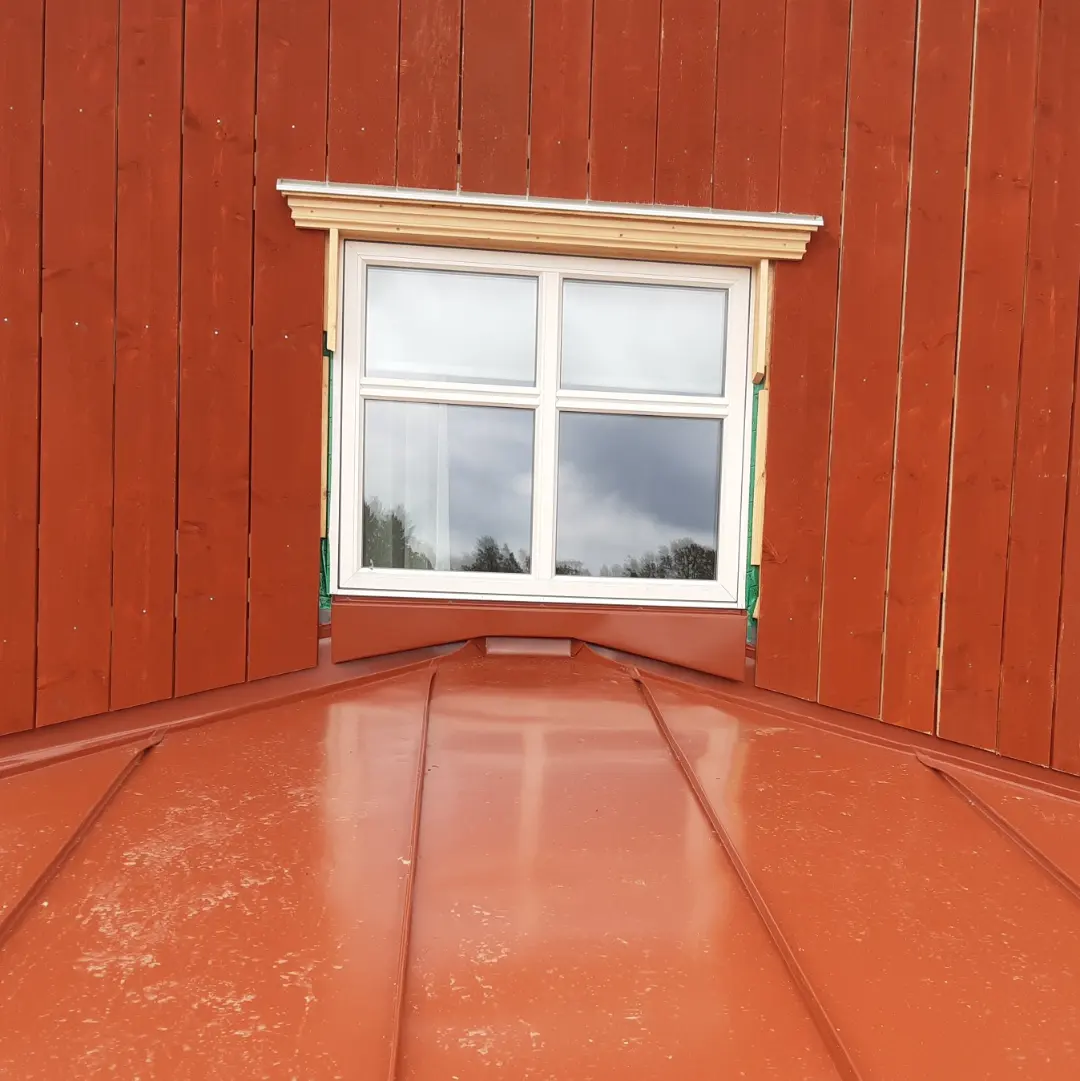 Tegelröd bandtäckning med anslutning mot fasad