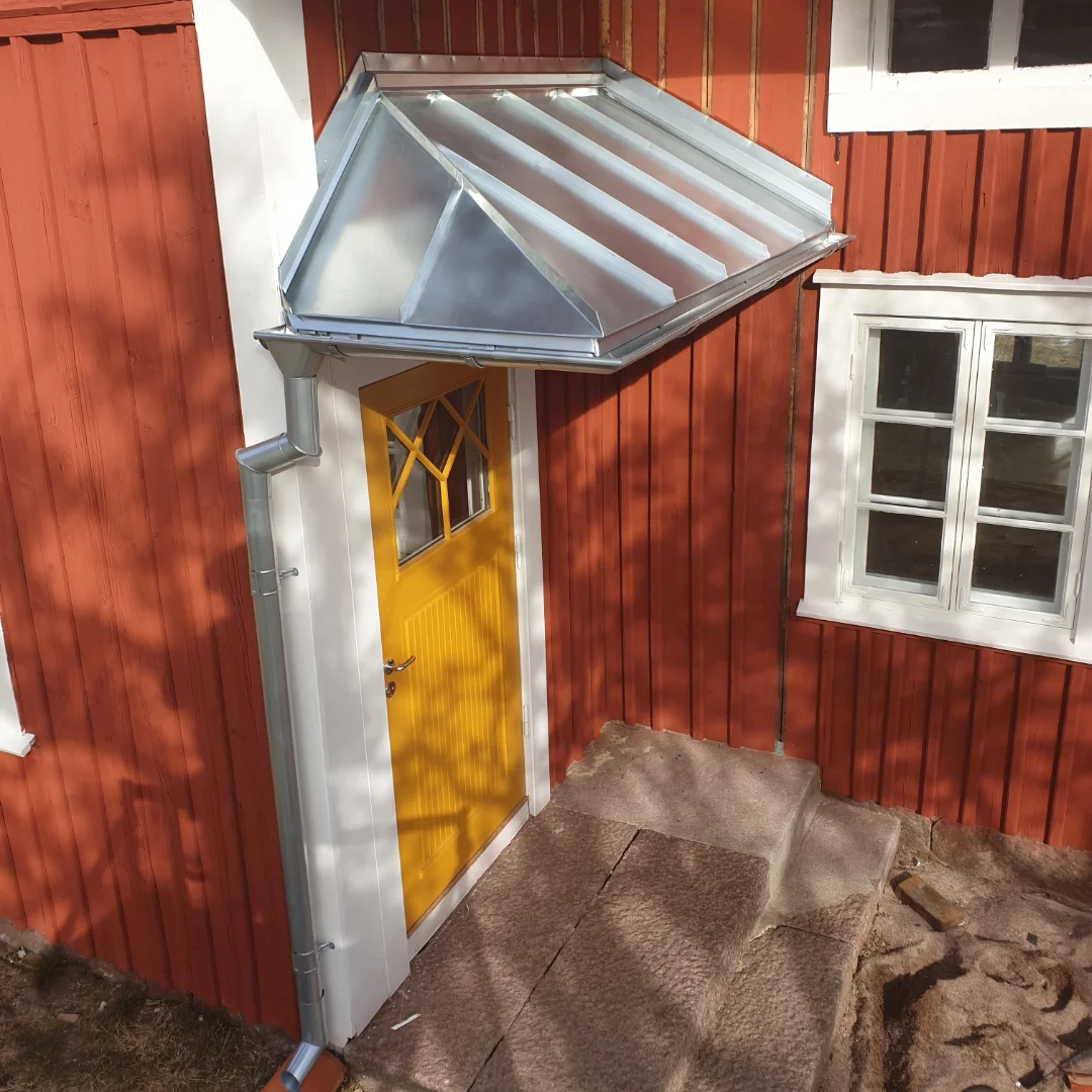 Entrétak i zink-magnesium med hängränna och stuprör