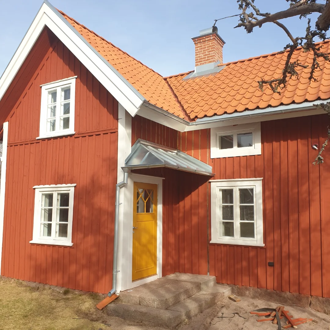 Entrétak i zink-magnesium med ränna och skarprörsvinklar