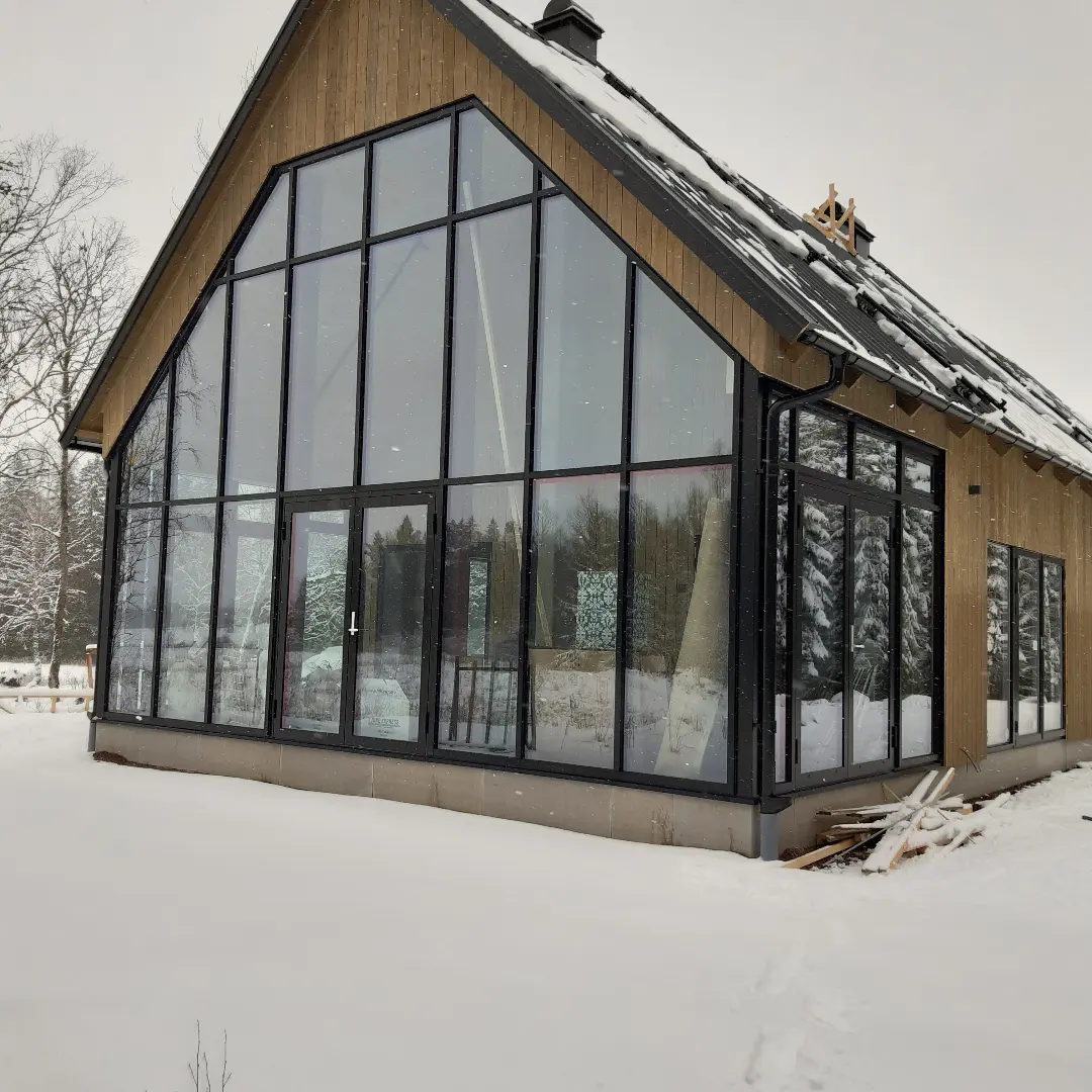 Plåtarbete runt fönsterpartier på nybyggd villa