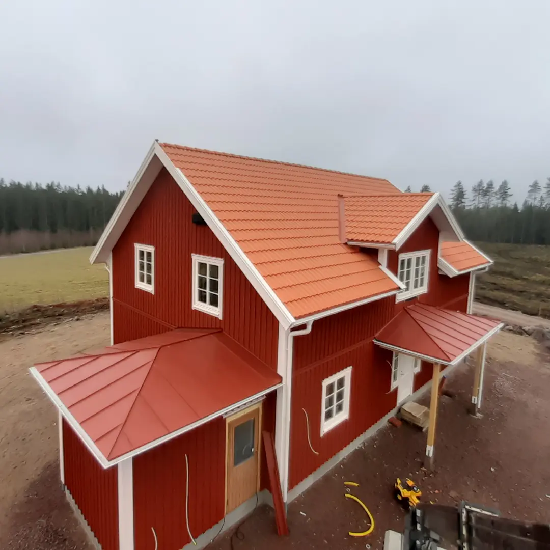 Nybyggt lösvirkeshus med bandtäckningar, bleck och takavvattning