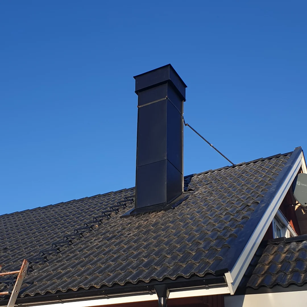 Den högsta skorstenen hittills – framstycket 2,8 meter på ett 45-gradigt tak