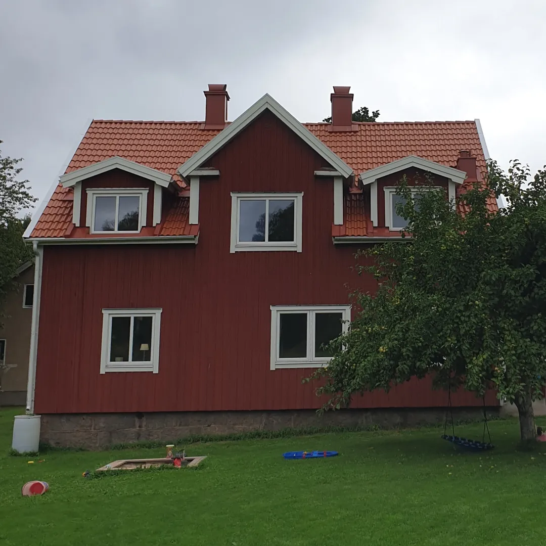 Takbyte med plåtdetaljer i tegelrött runt kupor och skorstenar