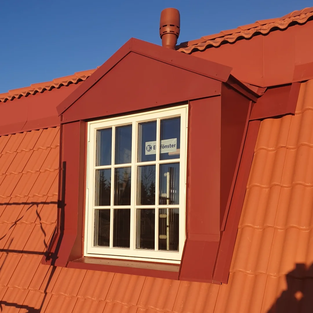 Plåtarbete runt takkupa på nybyggt hus